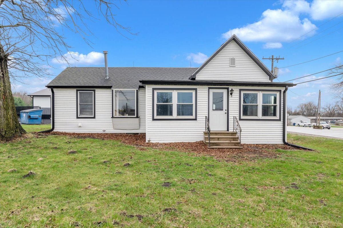 602 2nd Street West Andalusia, IL 61232 - Photo 36 of 71 front view of a house with a yard