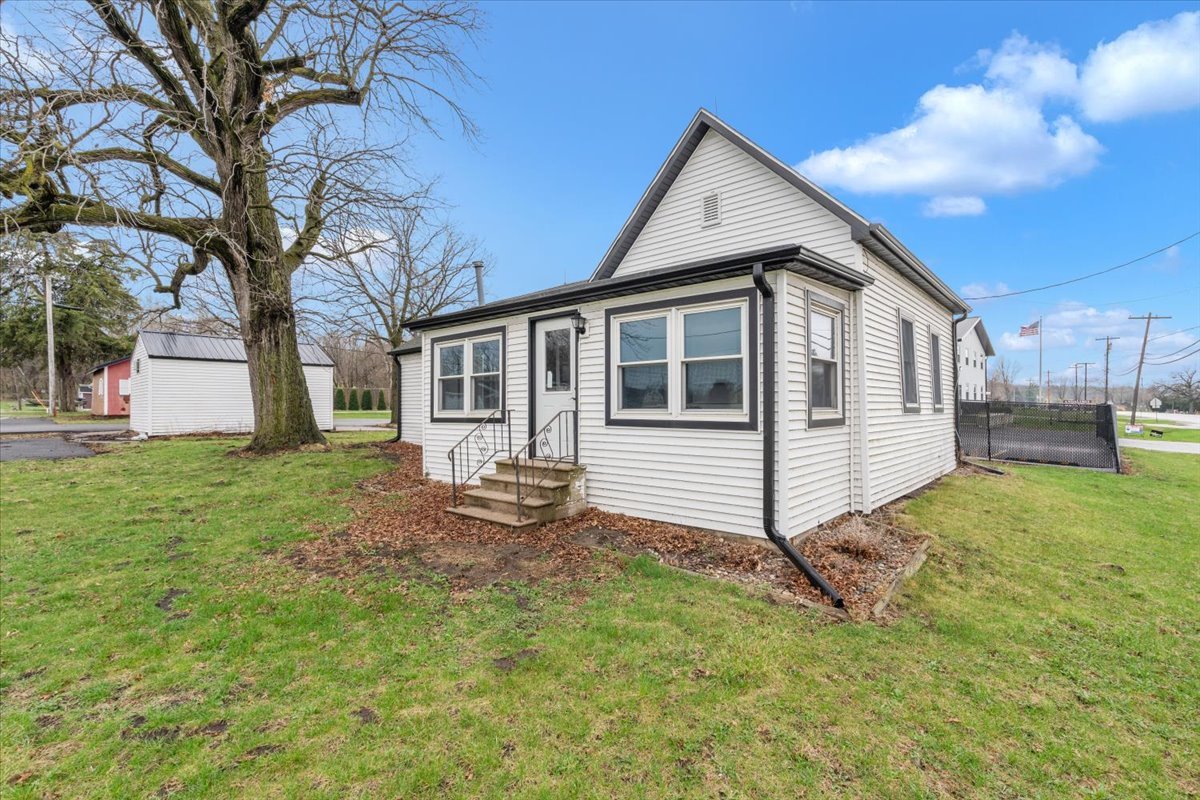 602 2nd Street West Andalusia, IL 61232 - Photo 37 of 71 a view of a house with backyard