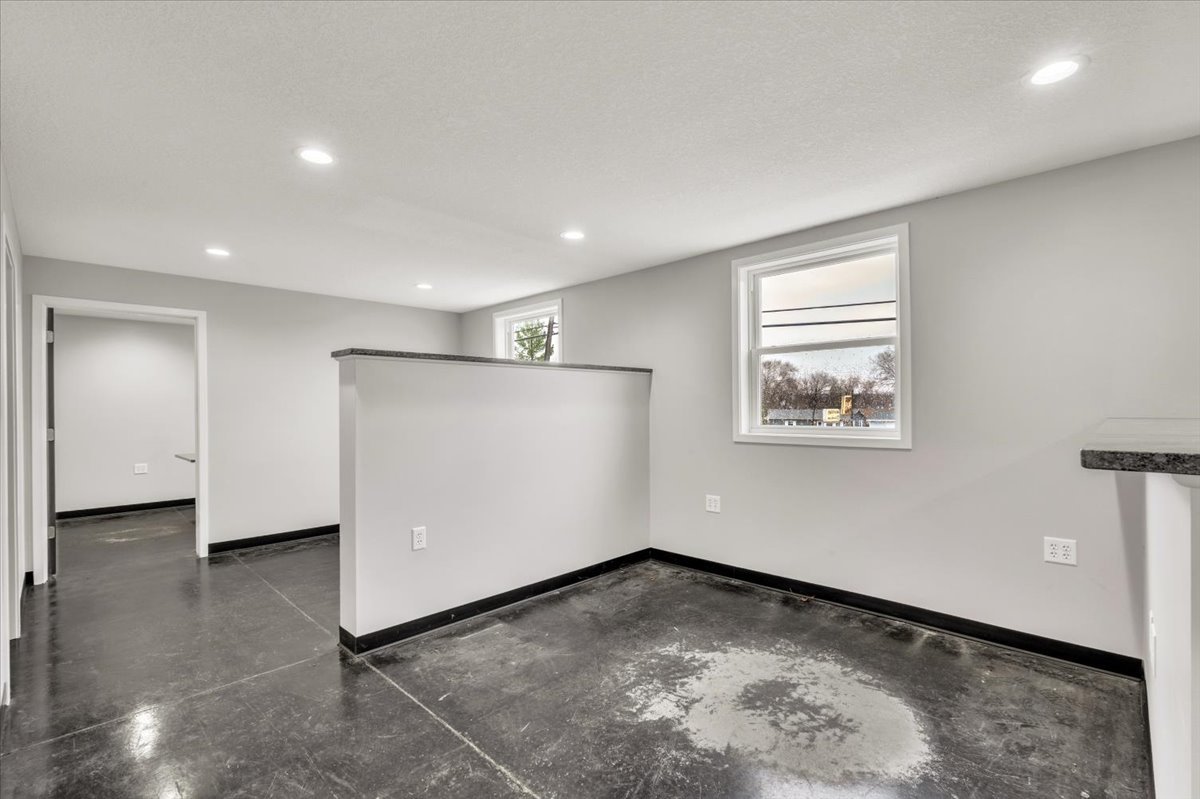 602 2nd Street West Andalusia, IL 61232 - Photo 5 of 71