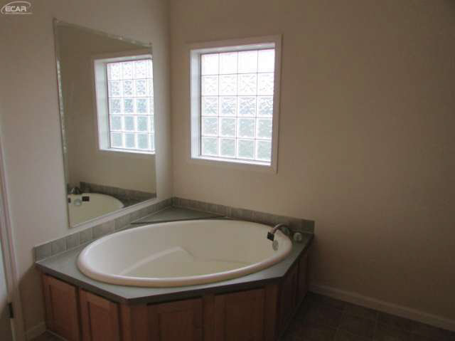 2484 West Ray Road Fenton, MI 48430 - Photo 9 of 17 21193931-8.JPG