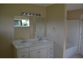 402 Lynfield Road Bristol, TN 37620 - Photo 7 of 8 master bath