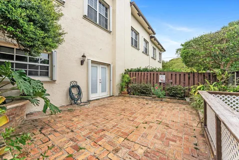 a view of a house with backyard and trees