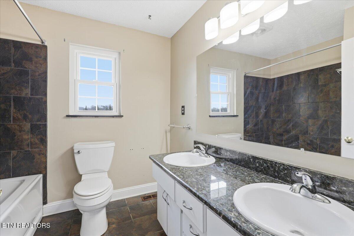 10050 Rutledge Pike Corryton, TN 37721 - Photo 13 of 20 11-016_7K9A2184