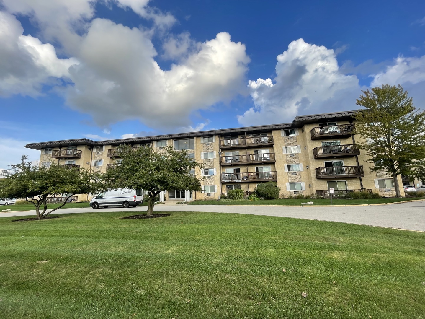 2218 South Goebbert Road, Unit 393 Arlington Heights, IL 60005 - Photo 2 of 15