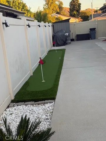 a view of a backyard