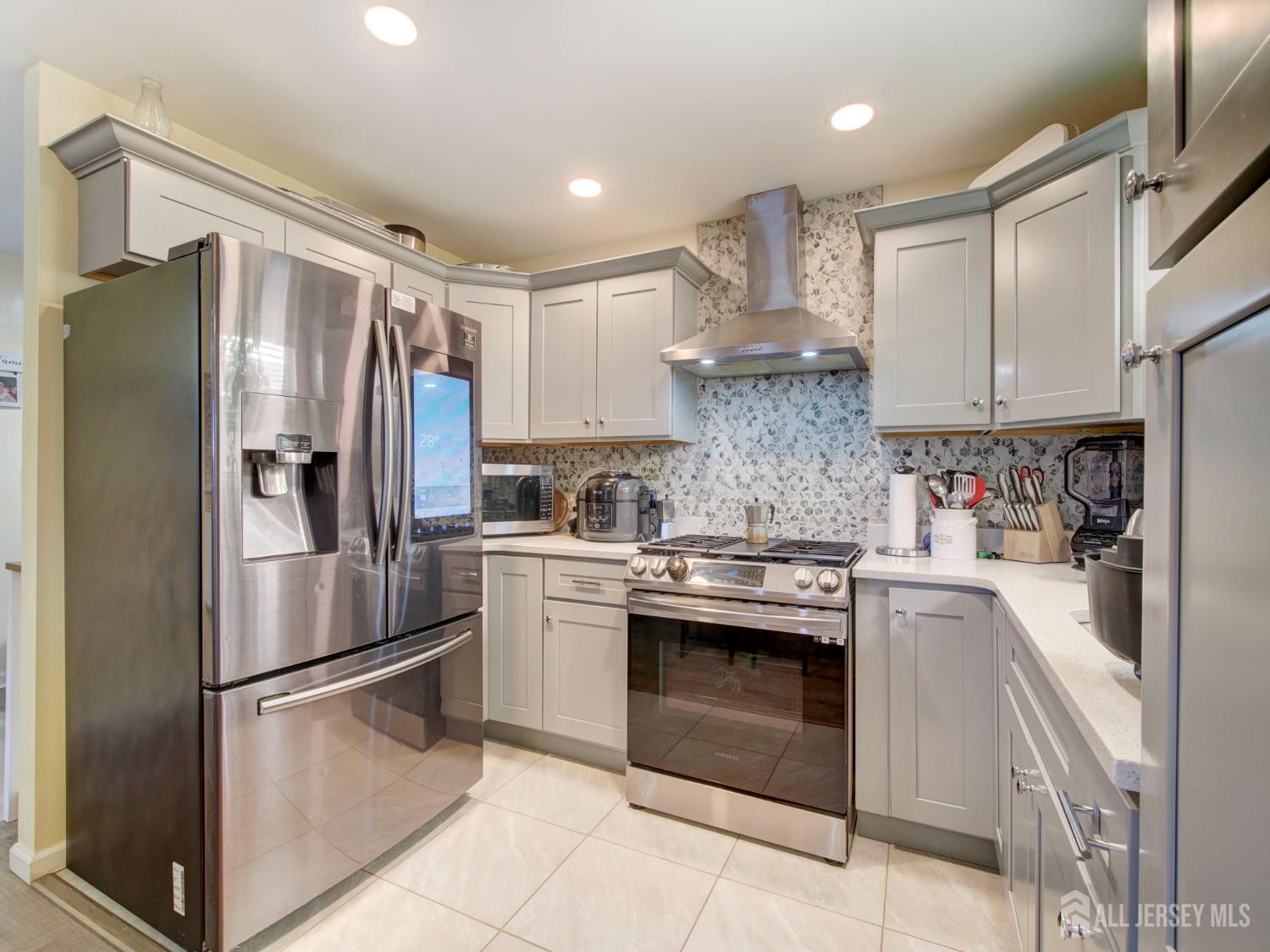 267 Watson Avenue Perth Amboy, NJ 08861 - Photo 3 of 24