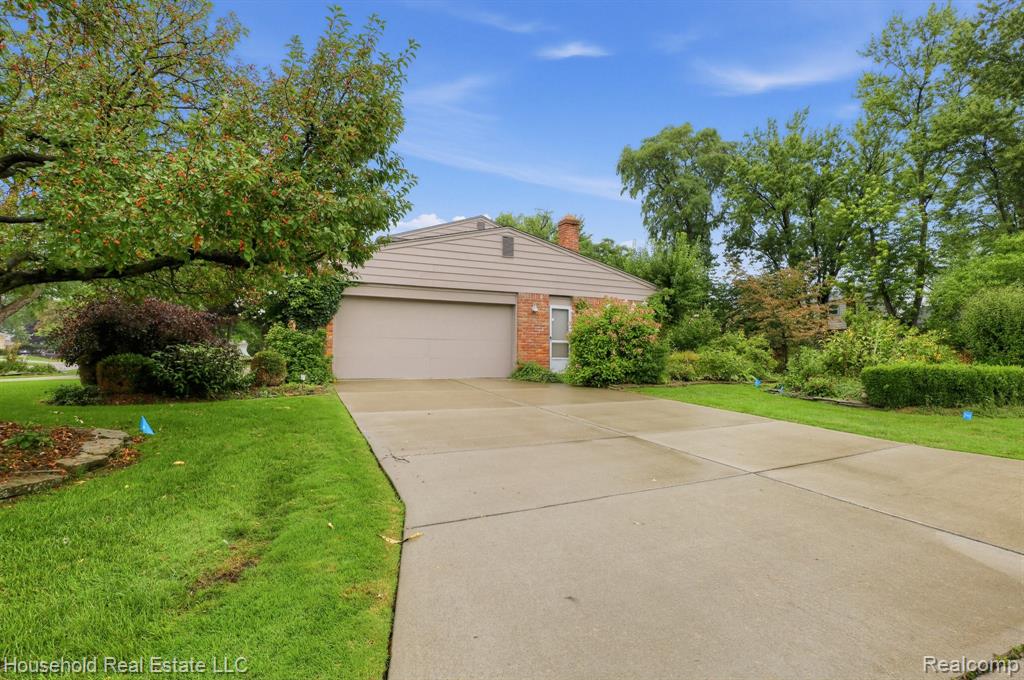 25711 Branchaster Road Farmington Hills, MI 48336 - Photo 3 of 32 Gallery Image 3