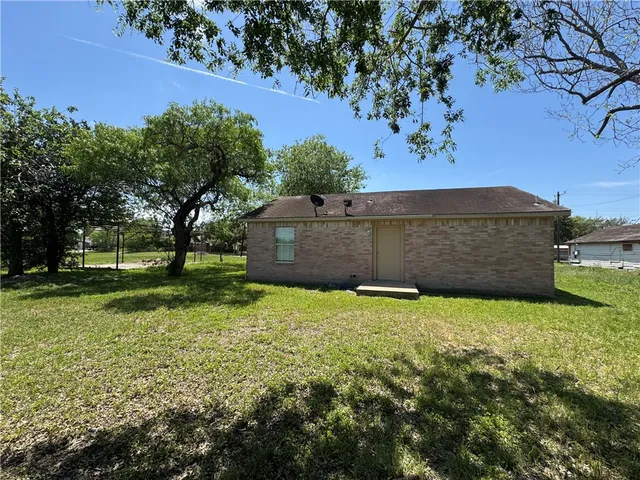 $1,500 | 813 3rd Street, Sinton, TX 78387