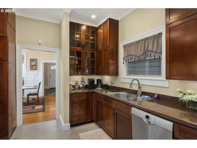 $585,000 | 117 South Arthur Street, Portland, OR 97201