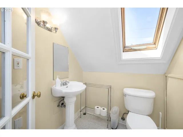 $585,000 | 117 South Arthur Street, Portland, OR 97201