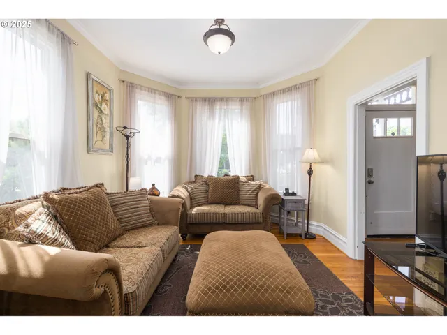 $585,000 | 117 South Arthur Street, Portland, OR 97201