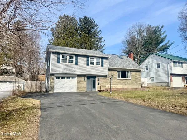 $399,900 | 2221 Eastern Parkway, Niskayuna, NY 12309