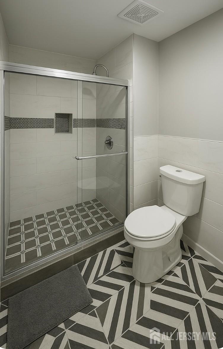 340 Bowler Court Piscataway, NJ 08854 - Photo 9 of 16 a bathroom with a toilet and a shower