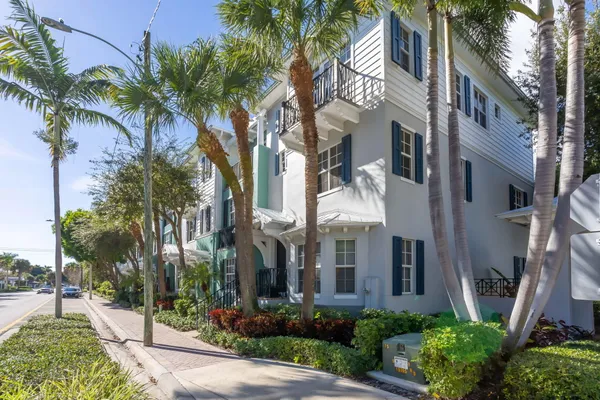 $999,999 | 349 East Mallory Circle, Delray Beach, FL 33483