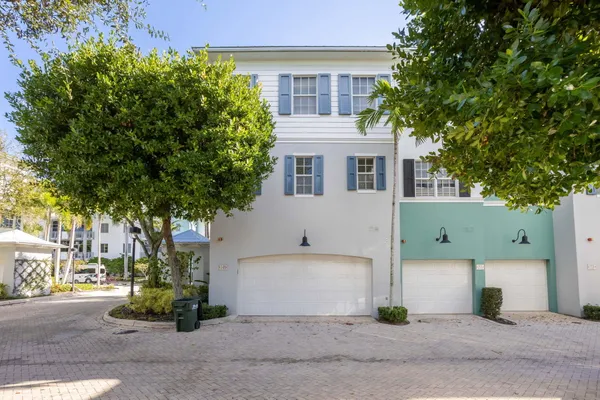 $999,999 | 349 East Mallory Circle, Delray Beach, FL 33483