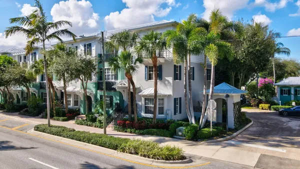 $999,999 | 349 East Mallory Circle, Delray Beach, FL 33483