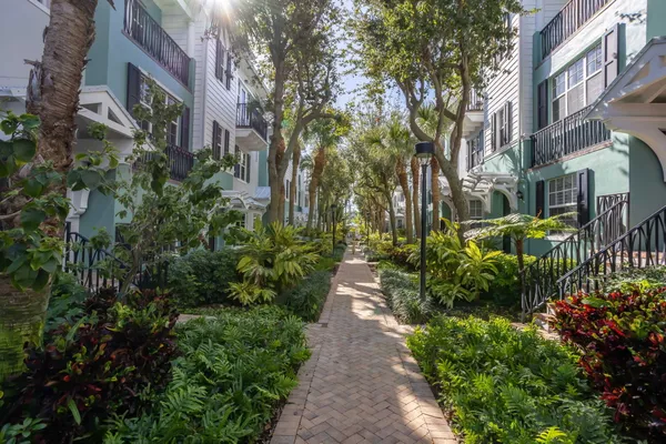 $999,999 | 349 East Mallory Circle, Delray Beach, FL 33483