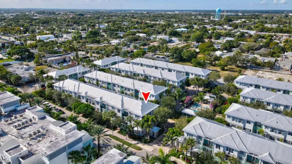 $999,999 | 349 East Mallory Circle, Delray Beach, FL 33483