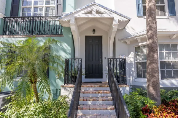 $999,999 | 349 East Mallory Circle, Delray Beach, FL 33483