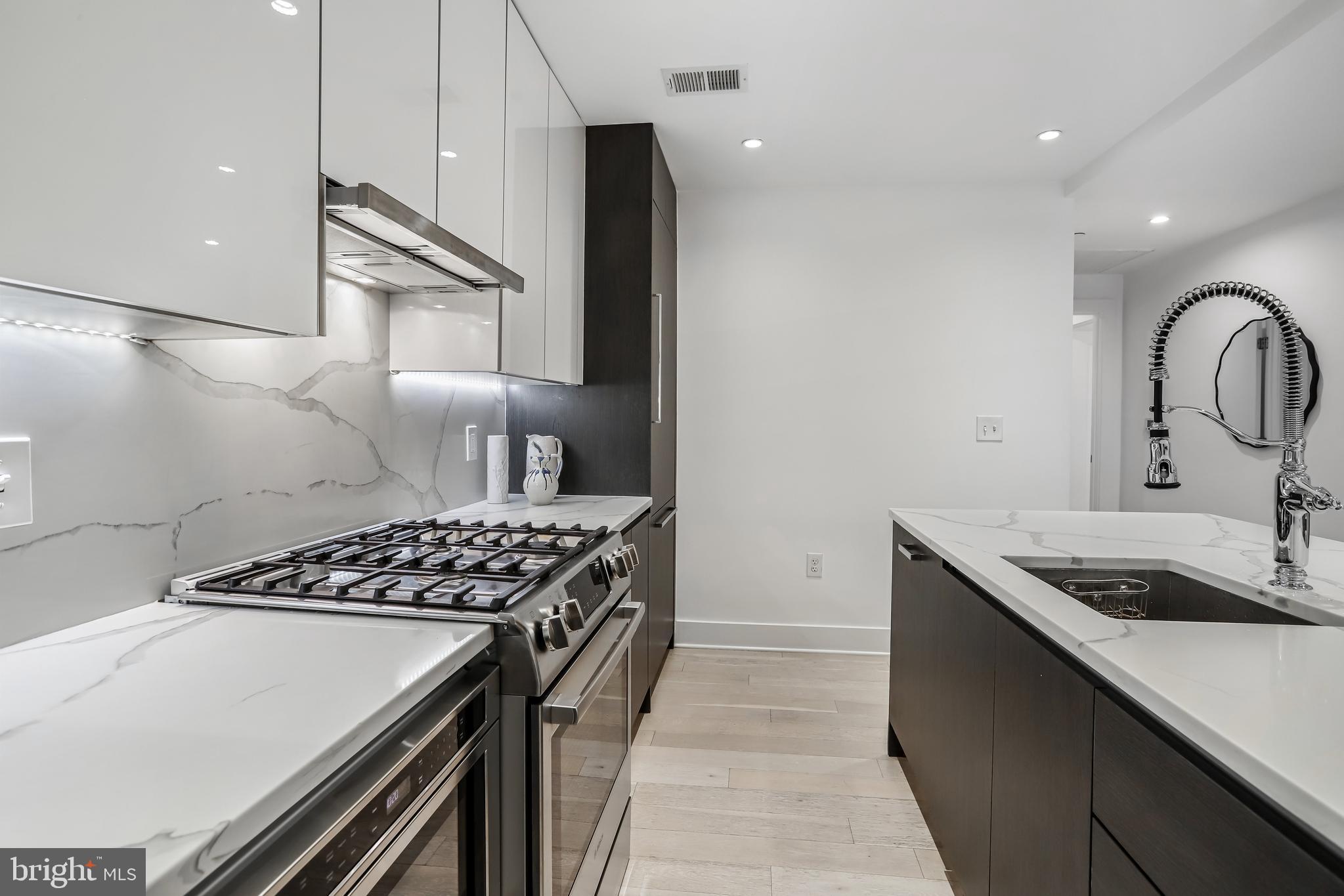 1745 N Street Northwest, Unit G01 Washington, DC 20036 - Photo 11 of 37 Gas stove-range