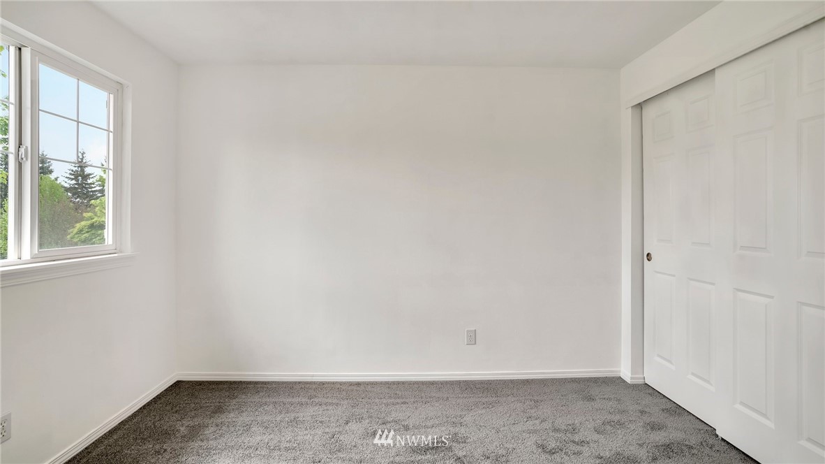 511 Redmond Place Northeast Renton, WA 98056 - Photo 25 of 31 an empty room with a window