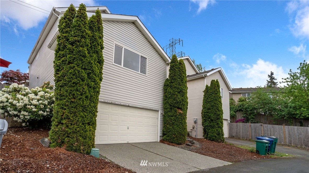 511 Redmond Place Northeast Renton, WA 98056 - Photo 29 of 31 a front view of a house with a garden