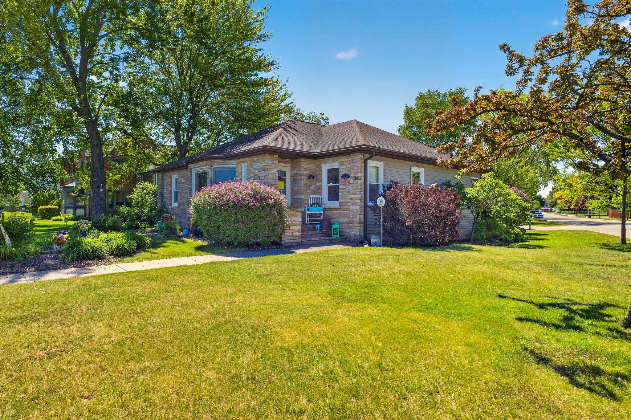 2829 Riverside Avenue Marinette, WI 54143 - Photo 2 of 41