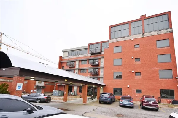 $190,000 | 2940 Baltimore Avenue, Unit 1209, Kansas City, MO 64108