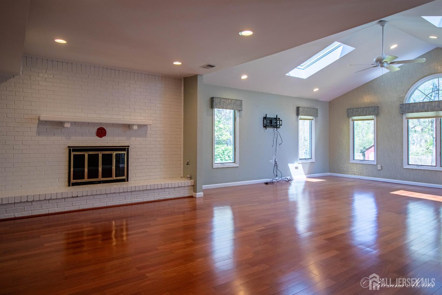 142 Monmouth Road Monroe Township, NJ 08831 - Photo 9 of 37