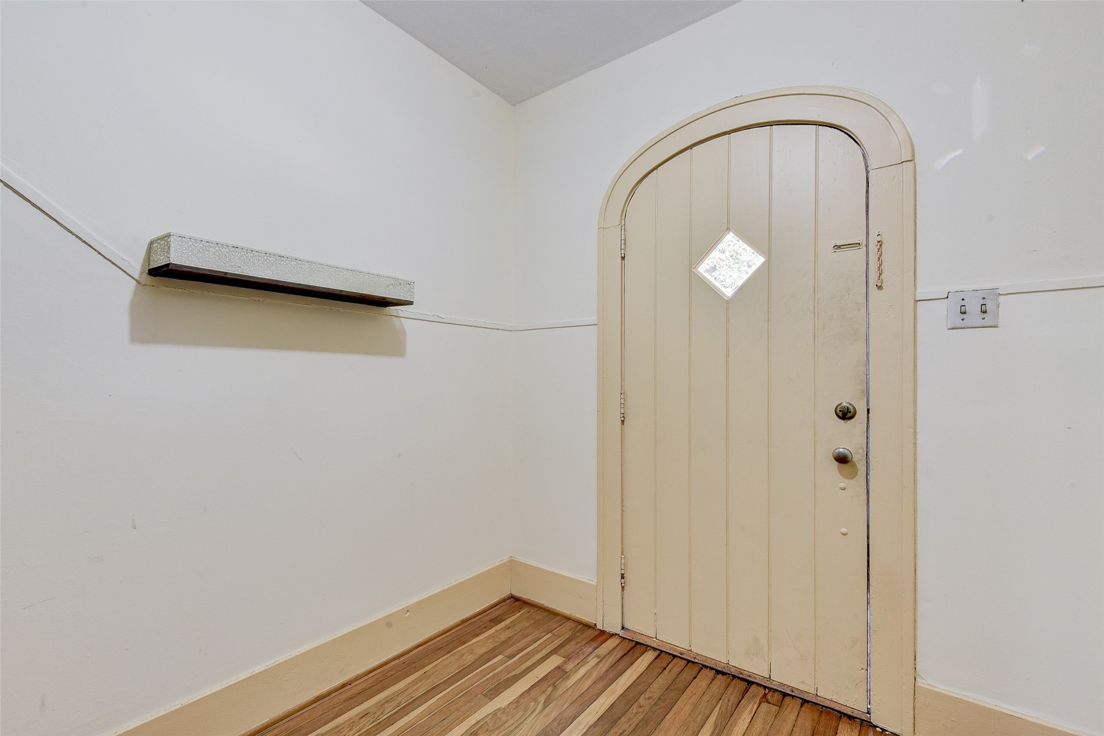 1737 Branard Street, Unit 1 Houston, TX 77098 - Photo 4 of 21 a view of a livingroom with wooden floor