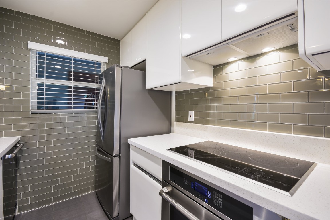 3110 Red River Street, Unit 201 Austin, TX 78705 - Photo 24 of 30 a kitchen with a stove and a refrigerator