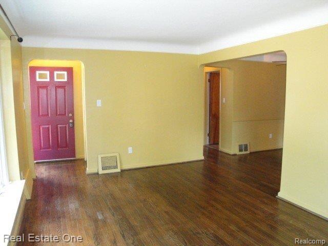 1997 Cambridge Road Berkley, MI 48072 - Photo 3 of 25 Another view of living room