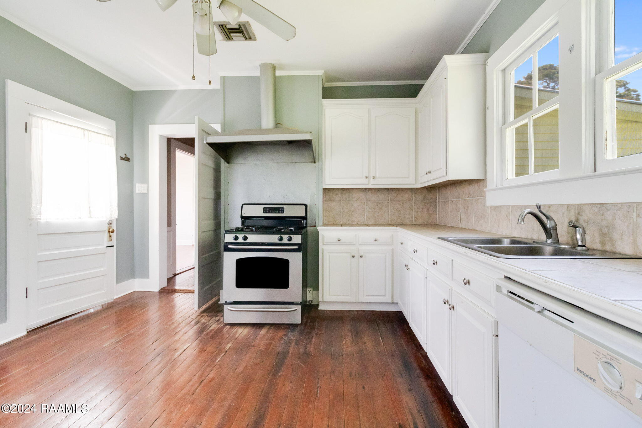 126 North Eola Road Broussard, LA 70518 - Photo 4 of 12 Kitchen