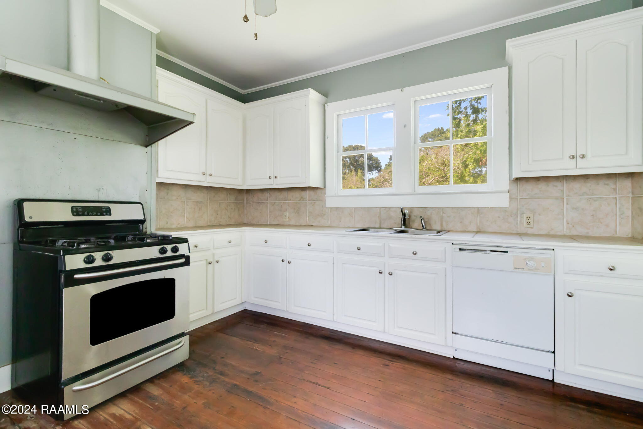 126 North Eola Road Broussard, LA 70518 - Photo 5 of 12 Kitchen