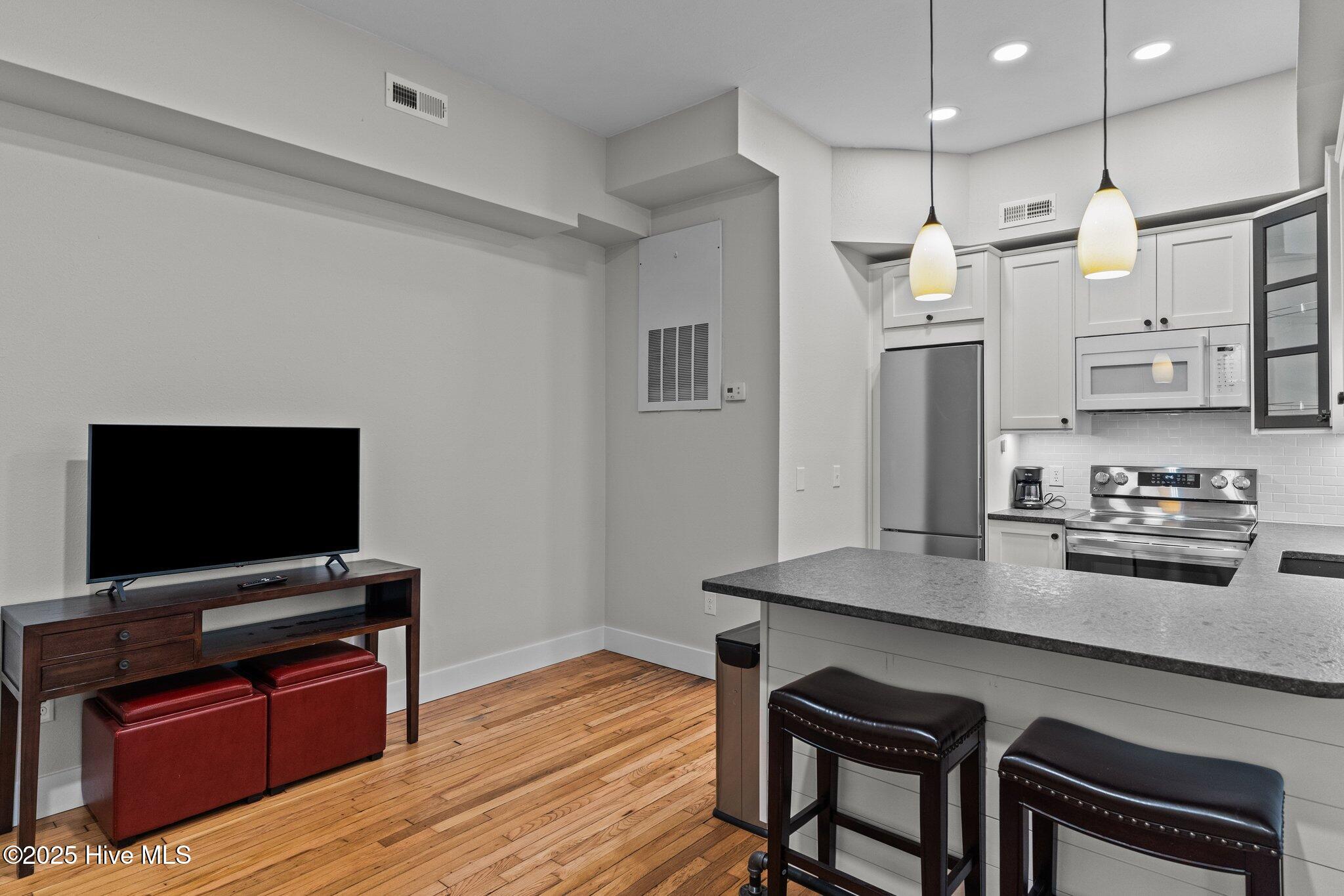 304 North Front Street, Unit J Wilmington, NC 28401 - Photo 20 of 50 11-web-or-mls-BTS07281