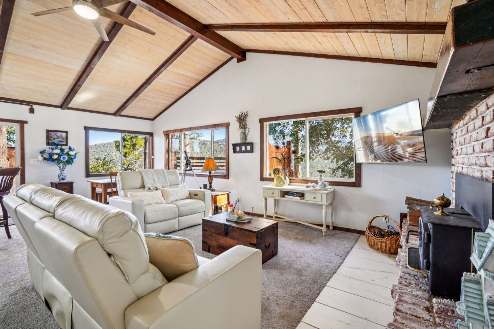52440 Double View Drive Idyllwild, CA 92549 - Photo 4 of 37 Living Room
