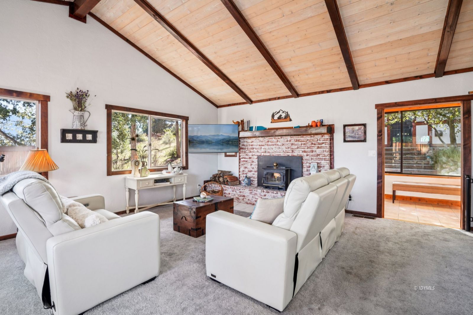 52440 Double View Drive Idyllwild, CA 92549 - Photo 5 of 37 Living Room
