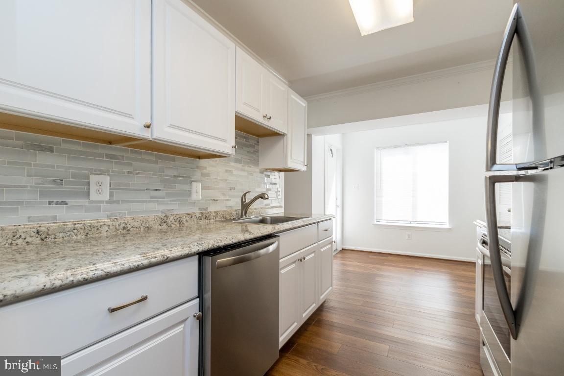 9565 Battery Heights Boulevard, Unit 101 Manassas, VA 20110 - Photo 15 of 32 GLASS BACK SPLASH