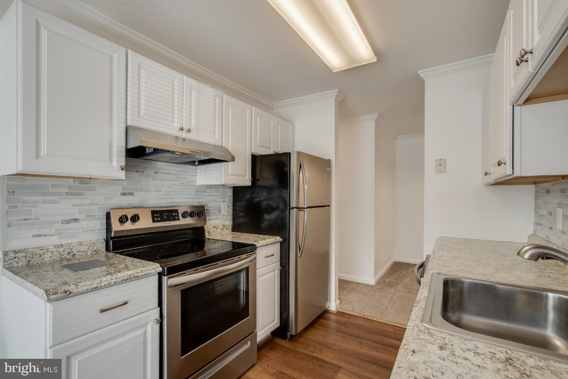 9565 Battery Heights Boulevard, Unit 101 Manassas, VA 20110 - Photo 10 of 32 STAINLESS STEEL APPLIANCES