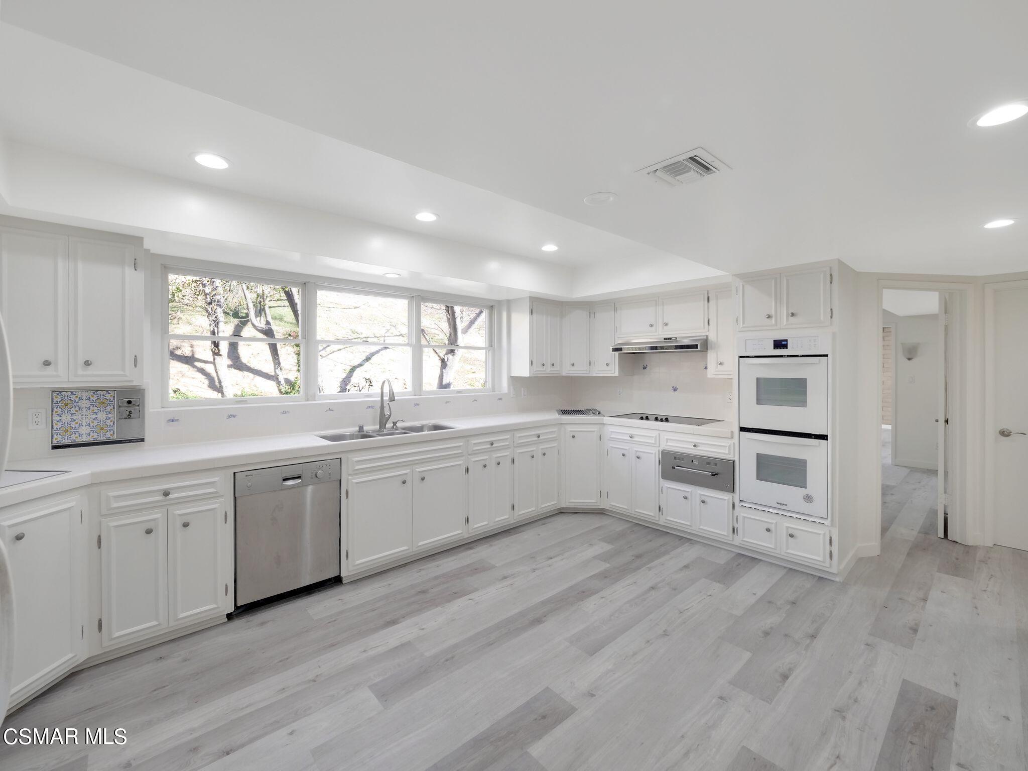3255 Ditch Road Simi Valley, CA 93063 - Photo 19 of 60 Kitchen