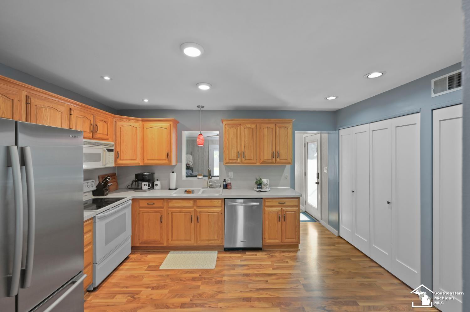 5864 Edgewood Boulevard Monroe, MI 48161 - Photo 8 of 25 50209778-42c5c13e-c50d-4092-b1fb-7e84fd72074f.JPG