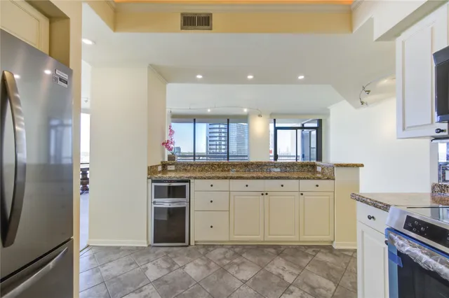 $325,000 | 14 Greenway Plaza, Unit 12R, Houston, TX 77046