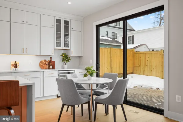 a large kitchen with kitchen island a large island in it