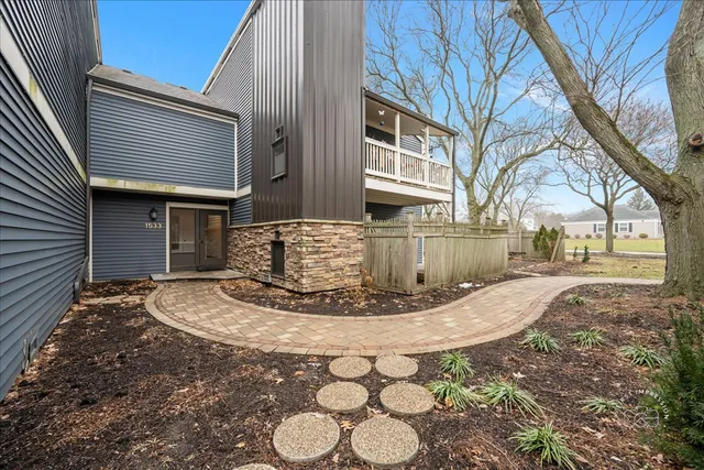 $304,900 | 1533 South County Farm Road, Unit 14, Wheaton, IL 60189