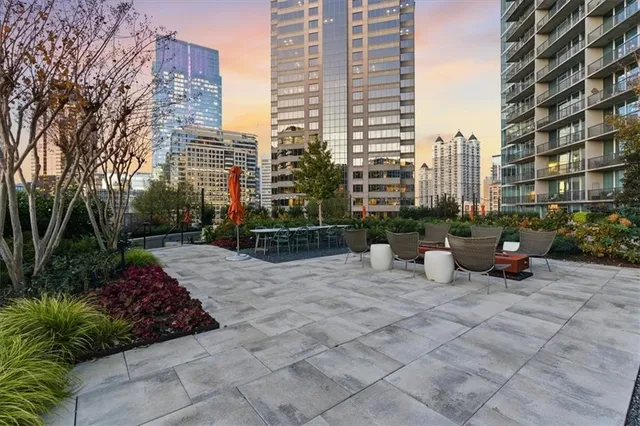 a row of benches sitting in front of a building