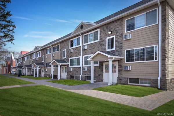 $3,345 | 142 Covert Avenue, Unit J3, Floral Park, NY 11001