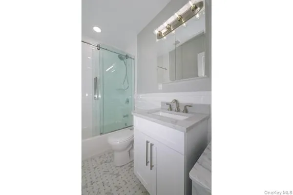 $3,345 | 142 Covert Avenue, Unit J3, Floral Park, NY 11001