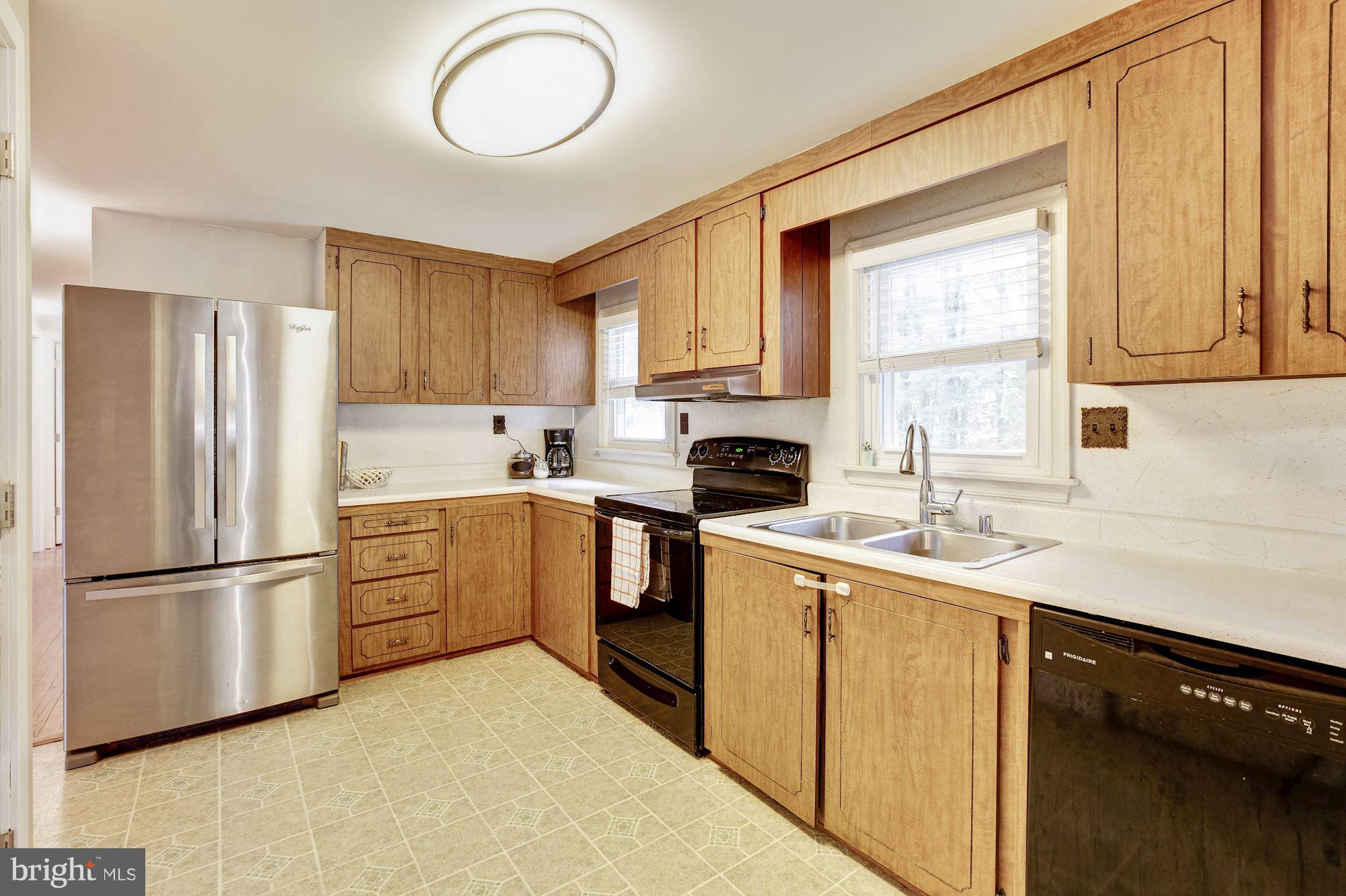 6209 Brooklyn Bridge Road Laurel, MD 20707 - Photo 14 of 28 Lots of counter space!