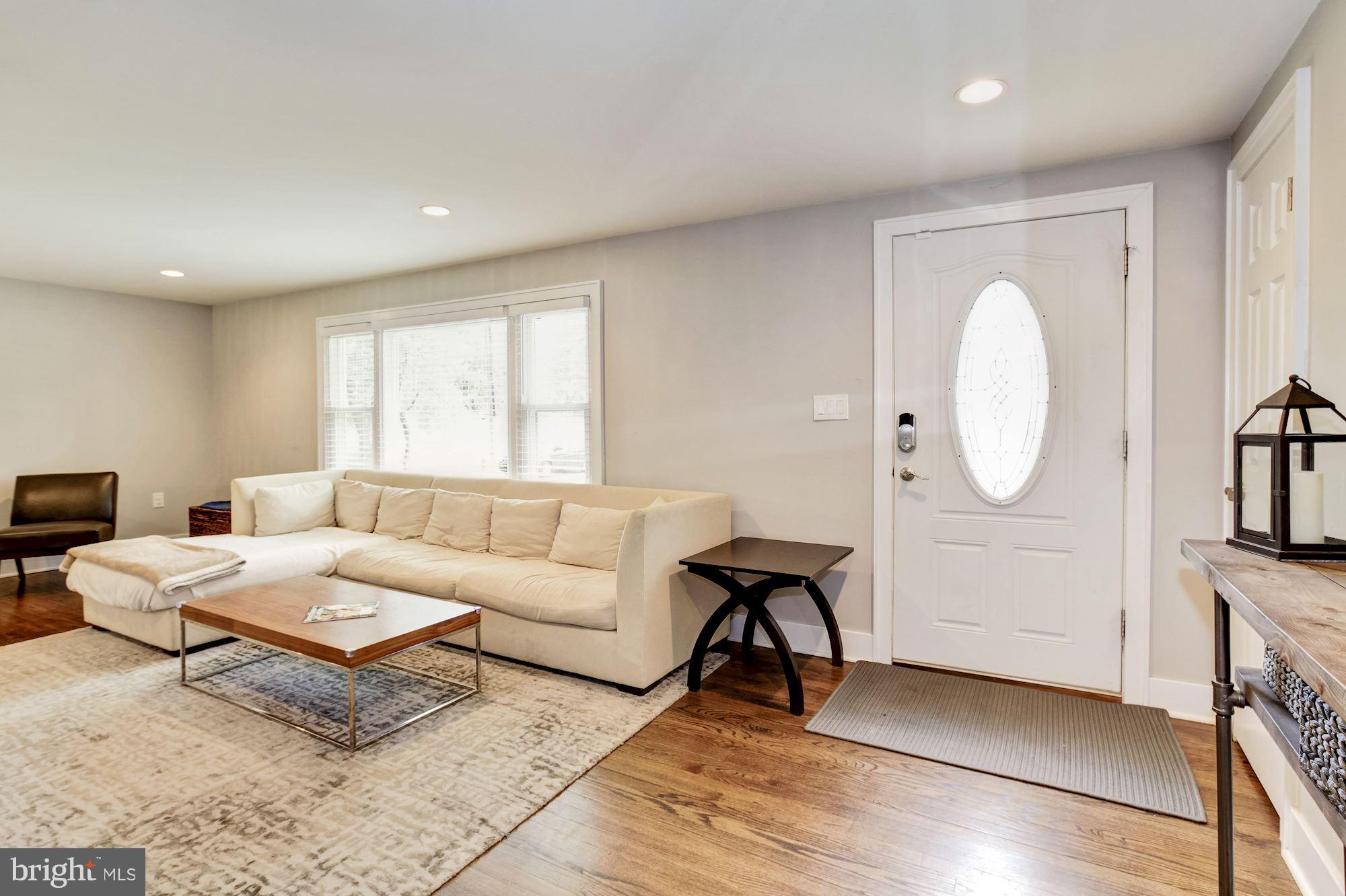 6209 Brooklyn Bridge Road Laurel, MD 20707 - Photo 6 of 28 Spacious living room area!