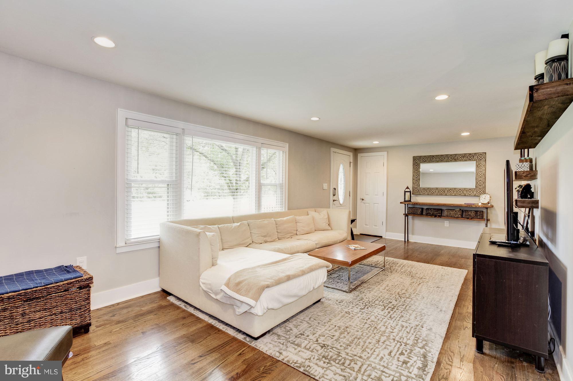 6209 Brooklyn Bridge Road Laurel, MD 20707 - Photo 8 of 28 Living Room